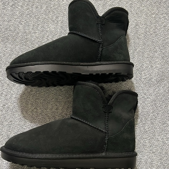 Kirkland Signature Shoes - NWOT Kirkland Signature Ladies' Shearling Boot